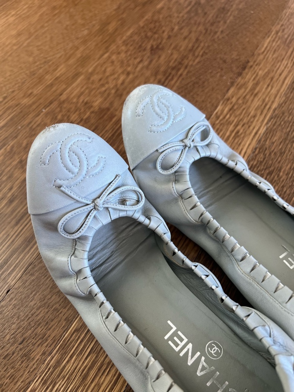 CHANEL Pale Gray Leather Bow Ballet Flats